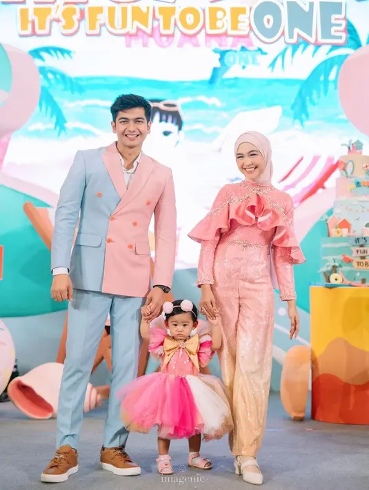 Moana yang jadi bintang utama dalam pesta itu mengenakan tulle dress nuansa pink. Sementara Ria Ricis tampil dengan jumpsuit beraksen ruffle-nya. [Instagram/riaricis1795]