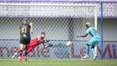 <p>Pemain Madura United, Hugo Gomes Jaja (kanan) mencetak gol penyeimbang 1-1 ke gawang Dewa United saat laga lanjutan BRI Liga 1 2022/2023 di Indomilk Arena, Tangerang, Kamis (2/2/2023). (Bola.com/Bagaskara Lazuardi)</p>