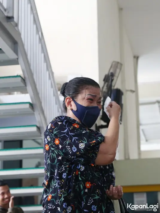 Ibunda Inge menyayangkan proses cerai akhirnya bergulir. Sherly juga melihat anak mantunya baik dan dekat dengan dirinya. Sherly tampak berulang kali harus mengusap air matanya dengan tisu yang perlahan membasahi pipi. [Foto: KapanLagi.com/Budy Santoso]