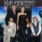 Angelina Jolie dan Brad Pitt bersama keenam anak-anaknya. (foto: people)