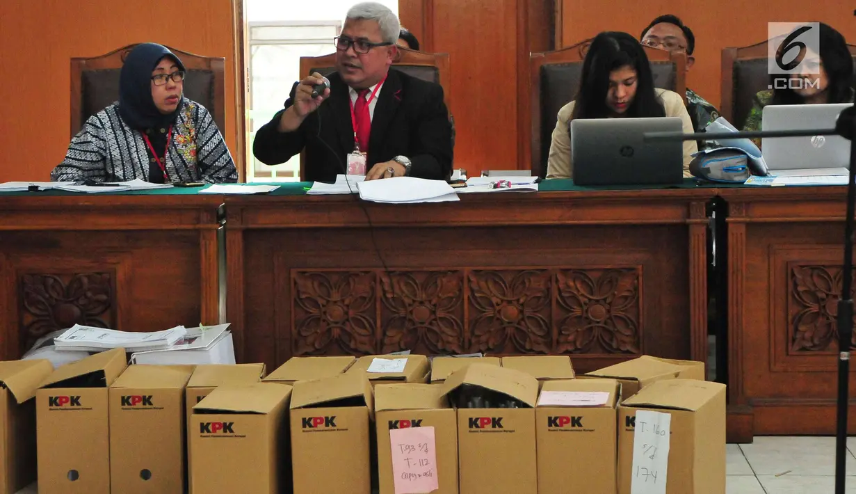 Penasehat Hukum Setya Novantao saat menjalani sidang praperadilan di PN Jakarta Selatan, Senin (25/9). KPK menghadirkan sekitar belasan dus berisi 200 bukti dokumen dugaan keterlibatan Setya Novanto dalam kasus korupsi e-KTP. (Liputan6.com/Helmi Afandi)