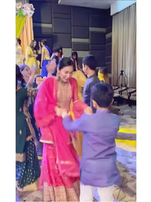 6 Potret Bunga Zainal Hadiri Sangeet Night Pakai Baju India, Mesra Bareng Suami