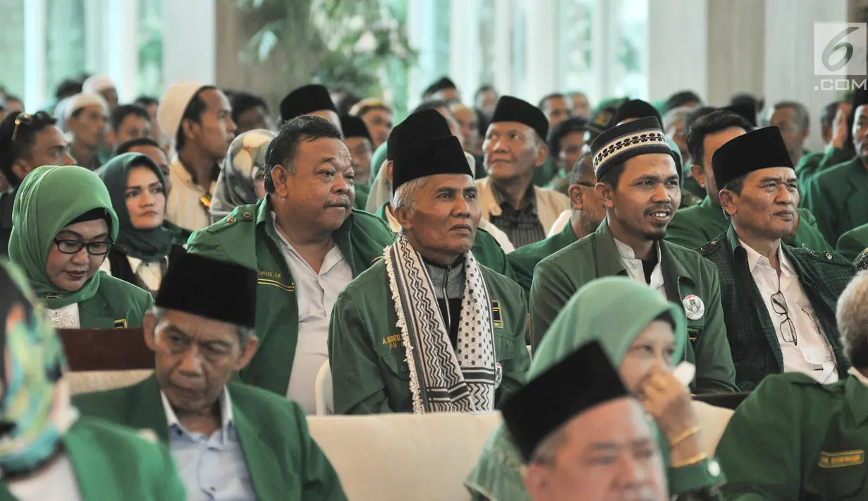 Para kader PPP Mukatamar Jakarta saat menghadiri pembukaan Mukernas III PPP Muktamar Jakarta di Kantor DPP PPP, Menteng, Kamis (15/11). Mukernas juga akan memutuskan sikap politik terkait pemilihan presiden 2019. (Merdeka.com/Iqbal Nugroho)