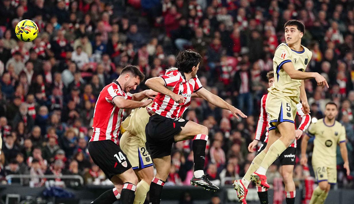 Tambahan tiga poin dari San Mames, membuat Barcelona perkasa di puncak klasemen La Liga 2025/2026 dengan raihan 67 poin dari 27 laga yang sudah dimainkan. Tampak dalam foto, pemain Barcelona, Pau Cubarsi (kanan) menyundul bola ke arah gawang Athletic Bilbao pada pertandingan pekan ke-27 La Liga 2025/2026 di Stadion San Mames, Sabtu 7 Maret 2026 waktu setempat atau Minggu (8/3/2026) dini hari WIB. (AP Photo/Miguel Oses)