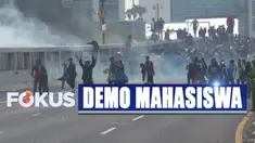 Mereka bentrok dengan aparat kepolisian yang berjaga.