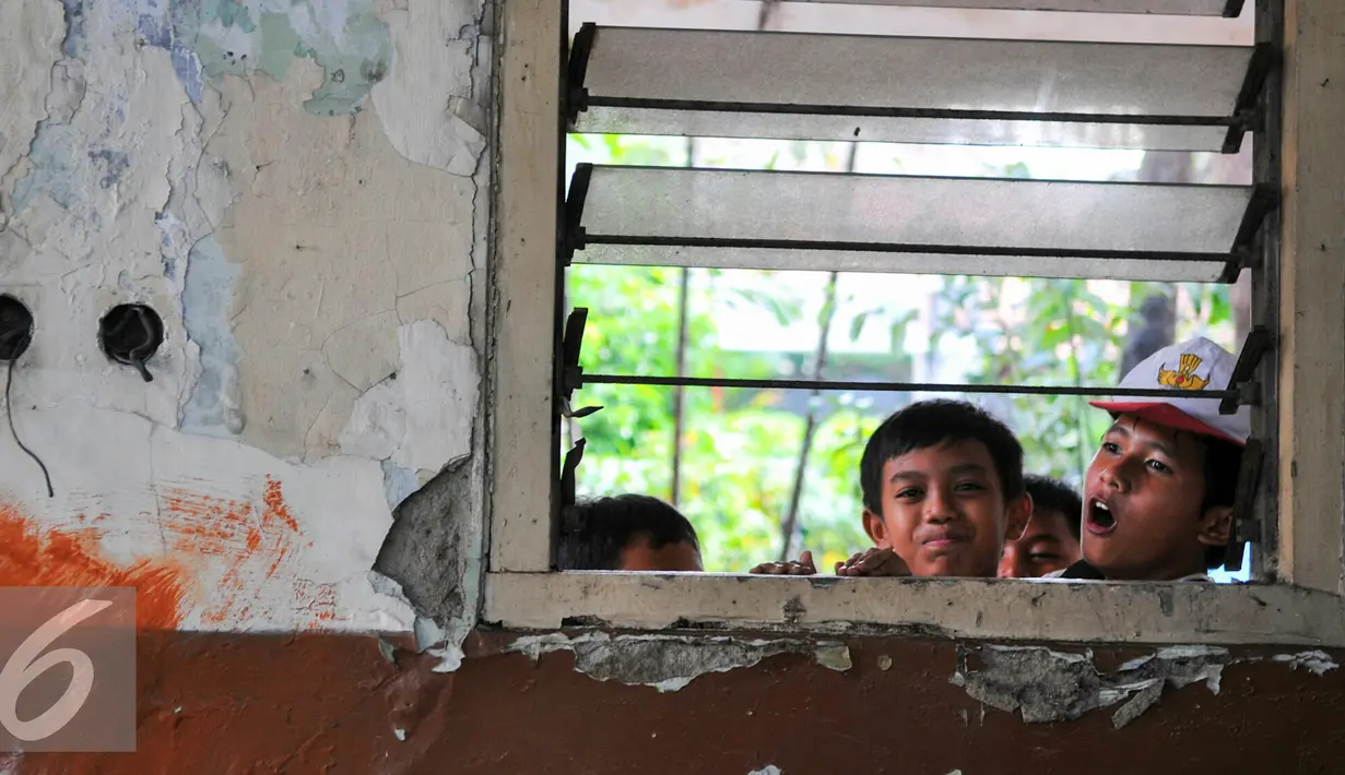 Sejumlah murid SDN Malaka Sari 14 berada di SDN Malakasari 01 Pagi yang letaknya masih satu komplek, Jakarta, Senin (2/5). Ratusan murid terpaksa harus menumpang ke sekolah lain untuk tetap bisa belajar. (Liputan6.com/Yoppy Renato)