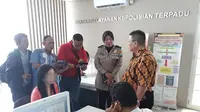 Unit PPA Polrestabes Surabaya, langsung mendatangi RS National Hospital untuk meminta keterangan terkait kasus pelecehan perawat terhadap pasien. (Liputan6.com/Dian Kurniawan)