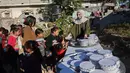 Sebagai informasi, laporan Global Report on Food Crises (GRFC) 2026 menyebutkan, Gaza termasuk wilayah dengan tingkat kelaparan ekstrem. Tampak dalam foto, seorang wanita Palestina, Aya Zeid, membagikan paket makanan kepada anak-anak pengungsi sebagai kegiatan amal di daerah Al-Tuam, sebelah barat Jabalia, Jalur Gaza Utara pada Rabu 6 Mei 2026. (Omar AL-QATTAA/AFP)