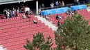 Pengunjung melihat instalasi ekosistem hutan di Stadion Woerthersee, Austria, Minggu (8/9/2019). Karya seni di salah satu stadion yang digunakan dalam ajang Piala Eropa 2008 ini diciptakan oleh seorang seniman asal Swiss bernama Klaus Litmann. (AP/Ronald Zak)