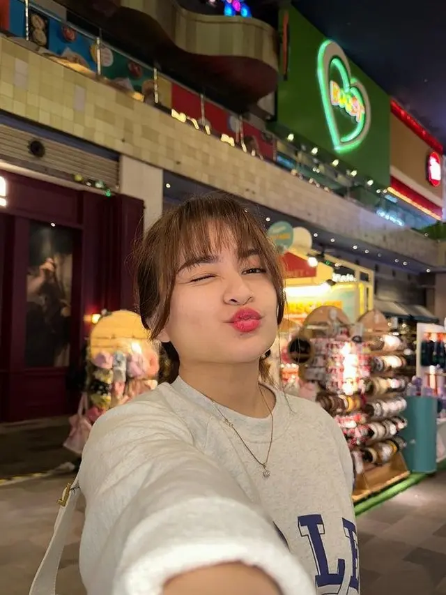 Potret Nathalie Holscher mengenakan poni (Instagram/@nathalieholscher)