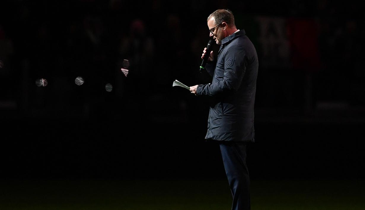 Gianluca Pessotto, eks pemain Juventus yang kini menjabat Manajer Akademi Juventus membacakan penghormatan kepada mendiang Gianluca Vialli sebelum dimulainya laga pekan ke-17 Serie A Liga Italia 2022/2023 antara Juventus menghadapi udinese. Gianluca Vialli wafat pada 6 Januari 2023 akibat kanker pankreas yang kembali diidapnya pada Desember 2021 seteah sebelumnya dinyatakan sembuh pada November 2018. (AFP/Isabella Bonotto)