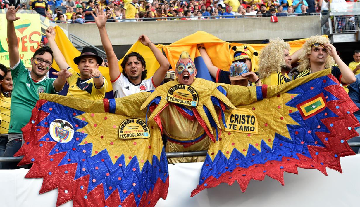 Gaya suporter Kolombia saat melawan Cile pada laga semifinal Copa America Centenario 2016 di Stadion Soldier Field, Chicago, AS, Kamis (23/6/2016) pagi WIB. (AFP/Nicholas Kamm)