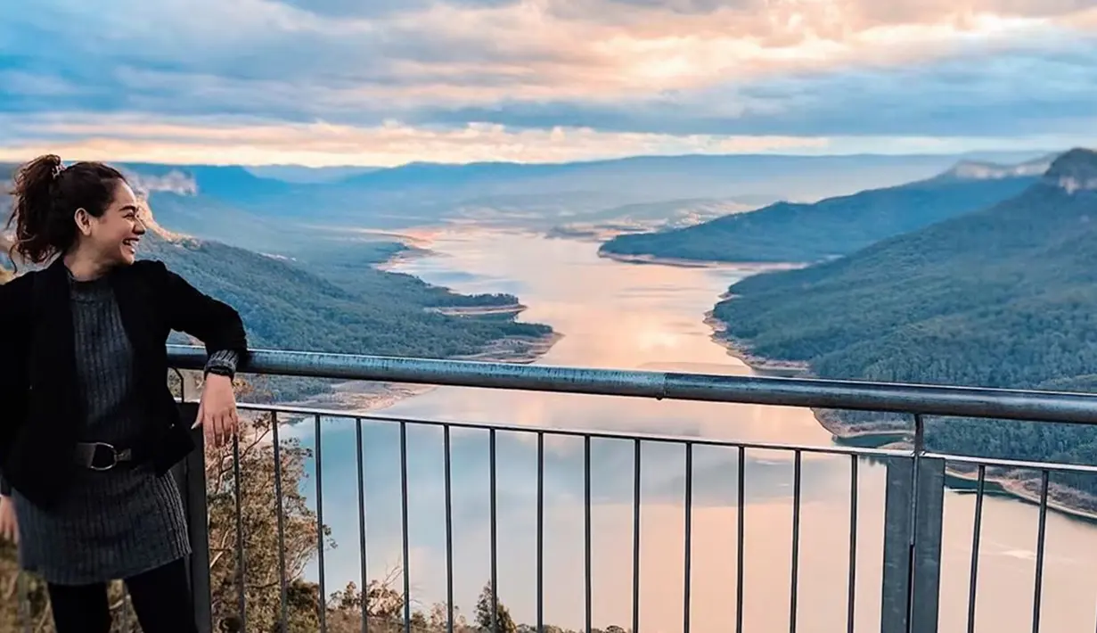 Tak cukup hanya berkunjung di Perisher Valley wanita 27 tahun ini berkunjung di Burragorang Lookout.  Pemandangan yang menakjubkan membuat Sahila betah berlama-lama di Burragorang Lookout. (Liputan6.com/IG/sahilahisyam)
