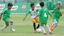 Sejumlah anak-anak bermain sepak bola pada acara kompetisi sepak bola U-12 antar Sekolah Dasar, MILO Football Championship 2018, di Senayan, Jakarta, Sabtu (24/3). Kegiatan ini untuk mempromosikan gaya hidup sehat dan aktif. (Liputan6.com/Pool/Rizky)