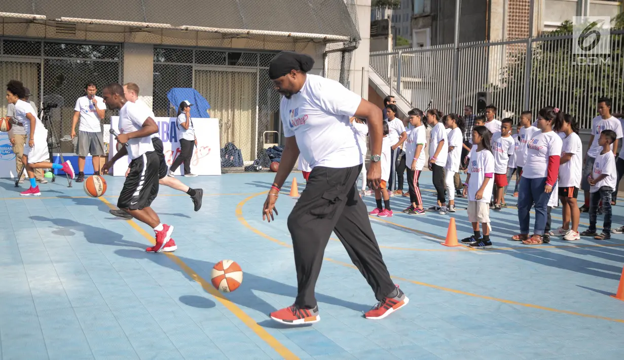 Mantan pemain Los Angeles Lakers, Sam Perkins saat Coaching Clinic Basket kepada anak-anak marjinal dan anak jalanan di Jakarta di Lapangan Basket, US Embassy, Annex, Jakarta, Kamis (7/9). (Liputan6.com/Faizal Fanani)