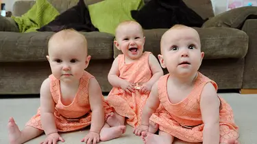 Cara Unik Digunakan Orangtua Bayi Kembar 3 Ini Untuk Membedakan Anaknya -  Lifestyle Fimela.com