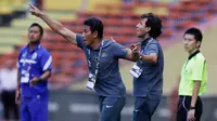 Pelatih Timnas Indonesia, Luis Milla dan Bima Sakti saat pertandingan Kamboja di Stadion Shah Alam, Selangor, Kamis, (24/8/2017). Indonesia menang 2-0 atas Kamboja. (Bola.com/Vitalis Yogi Trisna)