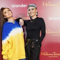Agnez Mo bersama patung lilin dirinya yang dipajang di Madame Tussauds Singapura (Foto: Instagram mtssingapore)