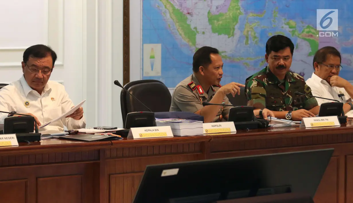 Kapolri Jenderal Tito Karnavian (kedua kiri) dan Panglima TNI Marsekal Hadi Tjahjanto (kedua kanan) saat mengikuti rapat terbatas di kantor Presiden, Jakarta, Selasa (22/5). (Liputan6.com/Angga Yuniar)