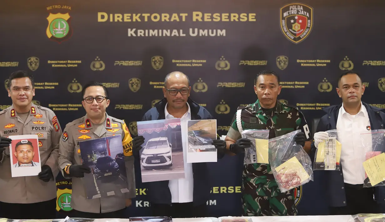 Kepala Bidang (Kabid) Humas Polda Metro Jaya, Brigjen Pol Ade Ary Syam Indradi (kedua kiri) bersama Dirreskrimum Polda Metro Jaya Kombes Wira Satya Triputra (tengah) serta Danpomdam Jaya Kolonel CPM Donny Agus Triputra (kedua kanan) menunjukkan barang bukti saat rilis kasus penculikan dan pembunuhan pegawai bank di Mapolda Metro Jaya, Jakarta Selatan, Selasa (16/9/2025). (merdeka.com/Arie Basuki)