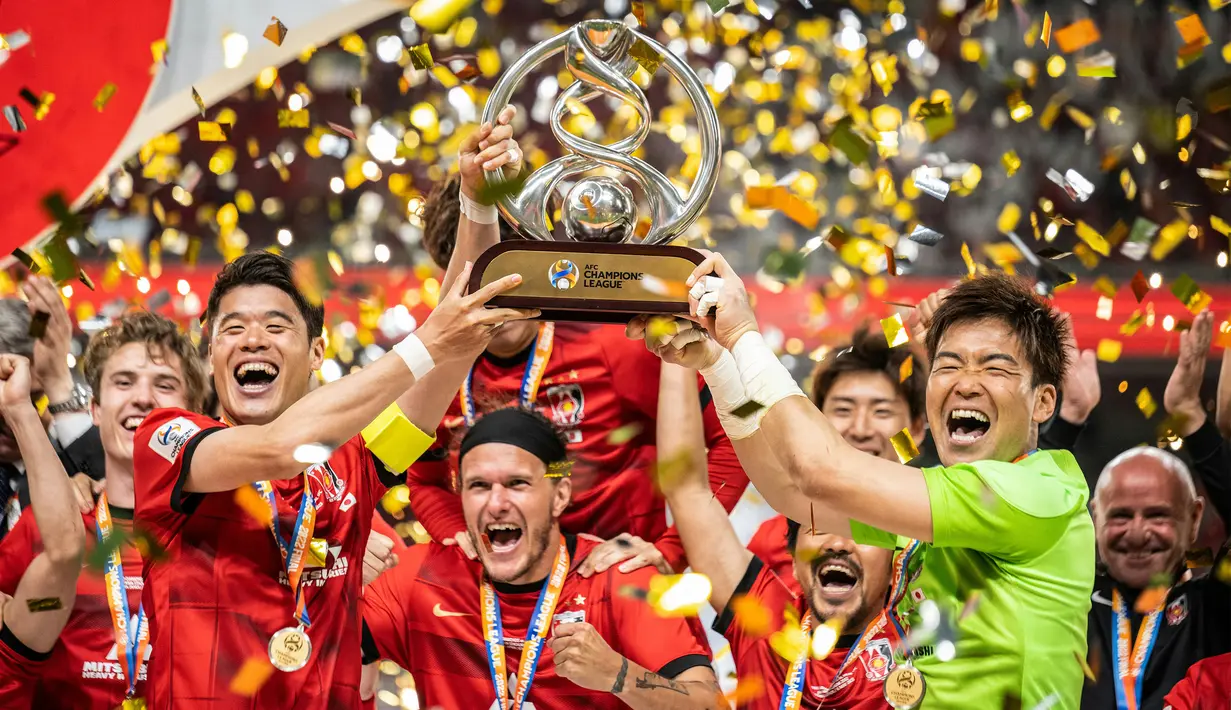 Selebrasi kapten tim Urawa Red Diamonds, Hiroki Sakai (kiri), bersama sejumlah pemain lainnya setelah keluar sebagai juara Liga Champions Asia 2022 dalam pertandingan final leg kedua melawan Al-Hilal yang berlangsung di Saitama Stadium, Sabtu (6/5/2023). Hiroki Sakai juga terpilih menjadi Pemain Terbaik Liga Champions Asia 2022. (AFP/Yuichi Yamazaki)