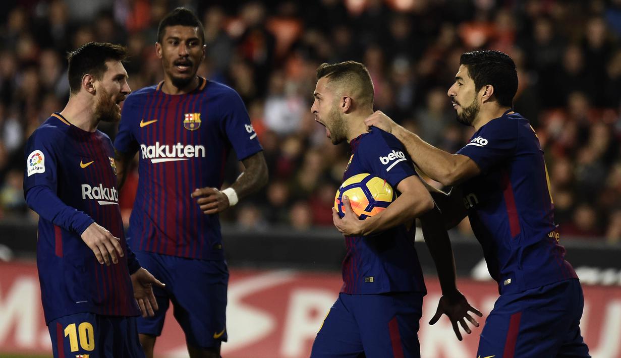 Para pemain Barcelona merayakan gol yang dicetak Jordi Alba ke gawang Valencia pada laga La Liga Spanyol di Stadion Mestalla, Valencia, Minggu (26/11/2017). Kedua klub bermain imbang 1-1. (AFP/Jose Jordan)