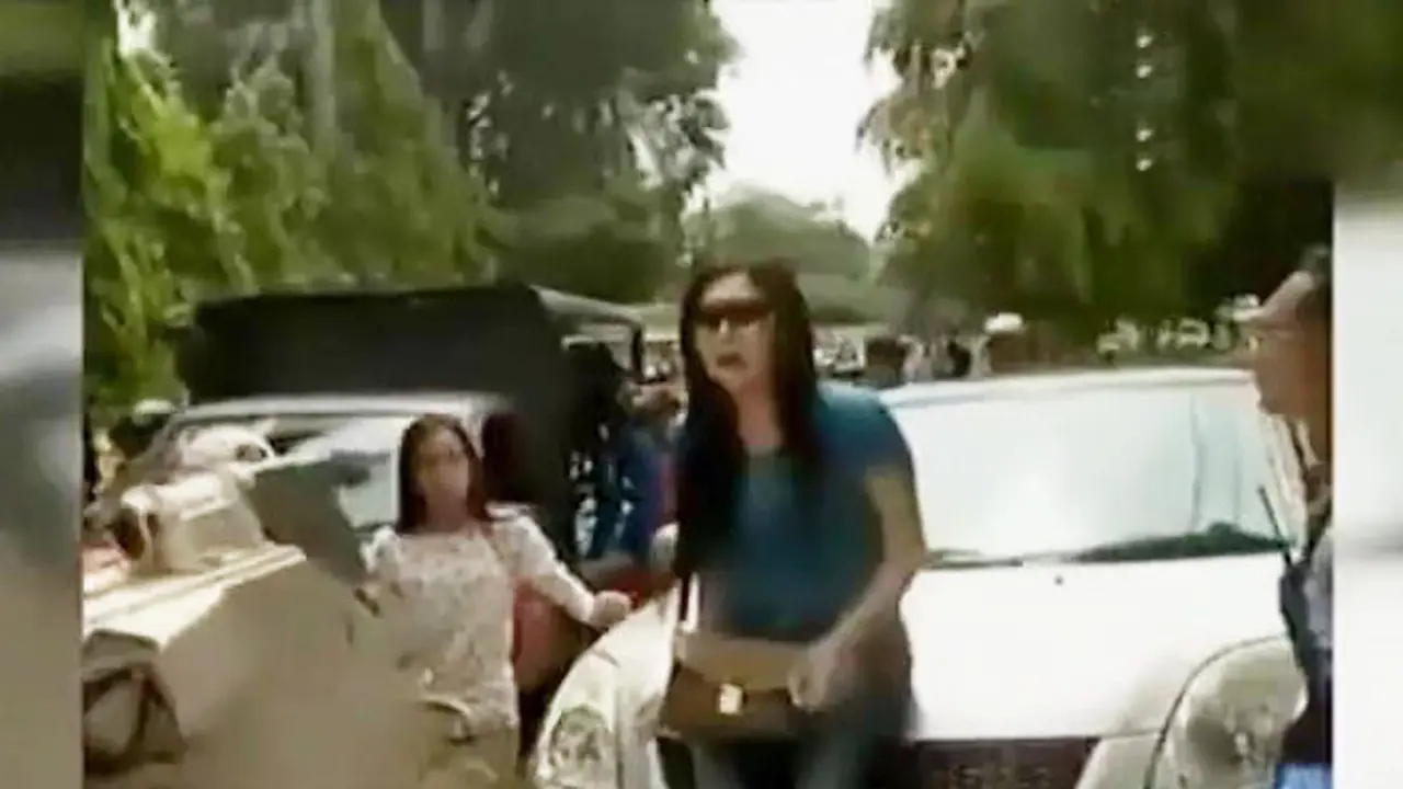 Wanita Cantik Ngamuk Mobilnya Diderek Dishub