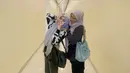 Gaya kasual keduanya pun mirip. Nesya Ayu berpose bersama Sienna mengenakan celana panjang dan atasan sweater berwarna gelap. [Foto: Instagram/nesyanabila]