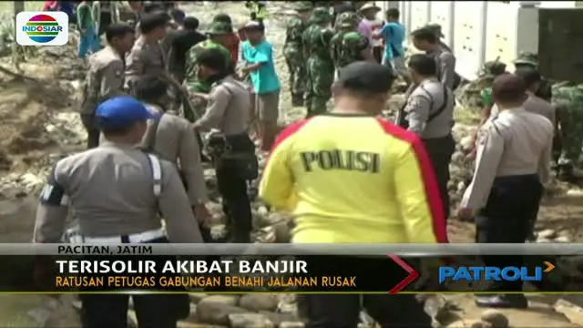 Petugas gabungan TNI dan Polri terus mengupayakan membuka jalan akibat banjir di Pacitan, Jawa Timur.