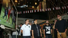 Anggota Exco PSSI, Arya Sinulingga, melihat foto saat menghadiri pembukaan pameran foto dan peluncuran buku "90' & Beyond" di Sarinah, Jakarta Pusat, pada Minggu (24/8/2025). (Dok. PSSI Pers/PFI Jakarta)