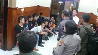 Puluhan orang yang diduga preman diperiksa di Mapolresta Bandung. (Liputan6.com/Okan Firdaus)
