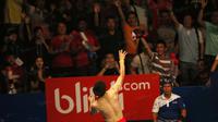 Lee Yong-dae bersiap melempar kaos kepada suporter usai mengalahkan Pasangan China, Chai Biao/Hong Wei   dengan skor 13-21, 21-13, dan 21-16 pada partai final yang berlangsung di Istora Senayan, Jakarta, Minggu (5/6/2016). (Bola.com/Nickas Hanoatubun)