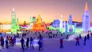 Foto pada 24 Desember 2018 menunjukkan orang-orang mengunjungi Harbin Ice Snow World di Harbin, provinsi Heilongjiang, China. Atas kemegahan dan kecantikannya, setiap tahun jutaan wisatawan selalu datang ke festival ini. (STR / AFP)