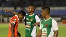 Rafid Lestaluhu, Abdu Lestaluhu dan Manahati Lestusen tetap bertarung dengan profesional di lapangan. (bola.com/Nicklas Hanoatubun)