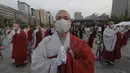 Biksu mengenakan masker saat merayakan ulang tahun Buddha di Gwanghwamun Plaza, Seoul, Korea Selatan, Kamis (30/4/2020). Ulang tahun Buddha kali ini dirayakan di tengah pandemi virus corona COVID-19. (AP Photo/Ahn Young-joon)