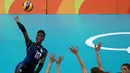 Atlet voli asal Italia, Paola Egonu (kiri) melakukan smash saat laga melawan Belanda di Olimpiade Rio 2016, Brasil pada 10 Agustus 2016. (REUTERS / Pilar Olivares)