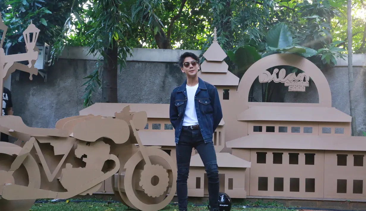 Untuk bisa mendalami karakter yang akan diperankan, ia banyak berdiskusi dengan penulis novelnya, Pidi Baiq. Selain itu, juga banyak bertanya dengan sang sutradara, Fajar Bustomi. (Adrian Putra/Bintang.com)