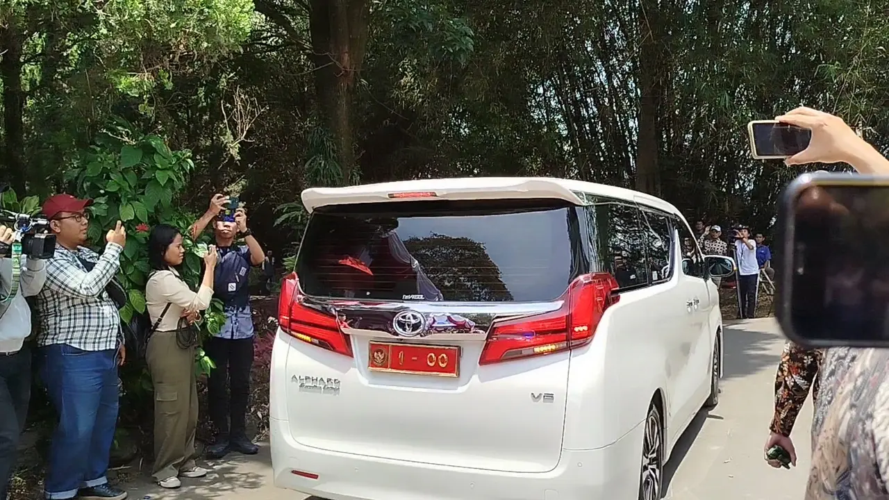 Mobil dinas yang biasa ditumpangi Prabowo Subianto meninggalkan Padepokan Garda Yaksa Hambalang pada Kamis (17/10/2024).