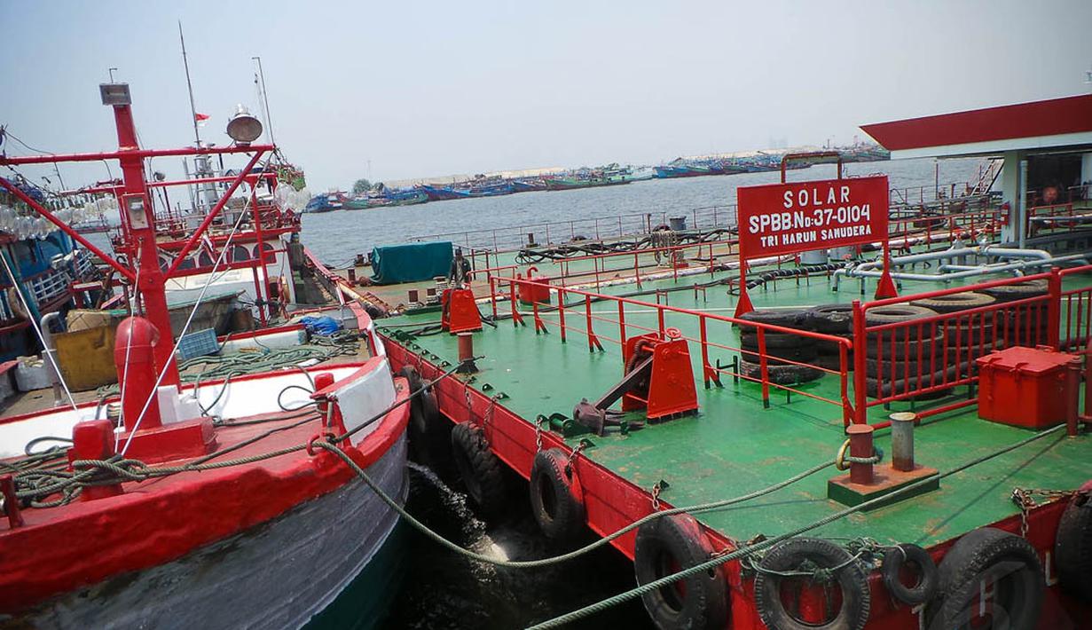 Sejumlah kapal bersandar untuk mengisi BBM jenis solar di Pelabuhan Ikan Muara Baru, Jakarta, Rabu (10/9/14). (Liputan6.com/Faizal Fanani)