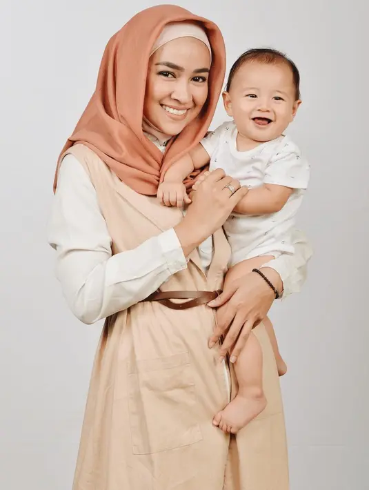 Saat bersama buah hati, pastinya Aryani harus juga memerhatikan penampilan dengan busana yang simple dan nyaman, namun tetap terlihat cantik. (Instagram/aryanifitriana24)