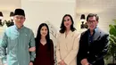 Anak dari Presiden ke-6 SBY, Agus Harimurti Yudhoyono hadir mengenakan atasan kemeja hijau lengan panjang. Ia hadir bersama istrinya yang mengenakan long dress maroon. [@annisayudhoyono]