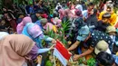 Warga membawa hasil pertanian saat acara budaya sedekah bumi di Lembur Sawah, Mulyaharja, Bogor, Jawa Barat, Minggu (23/7/2023). (merdeka.com/Arie Basuki)