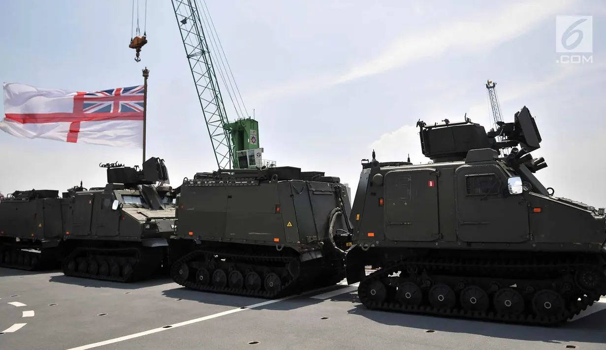 Kendaraan tempur saat terparkir di landasan kapal perang Angkatan Laut Inggris HMS Albion, Jakarta, Minggu (22/4). Kapal ini dibangun oleh BAE Systems Marine di Barrow-in-Furness. (Merdeka.com/Iqbal S. Nugroho)