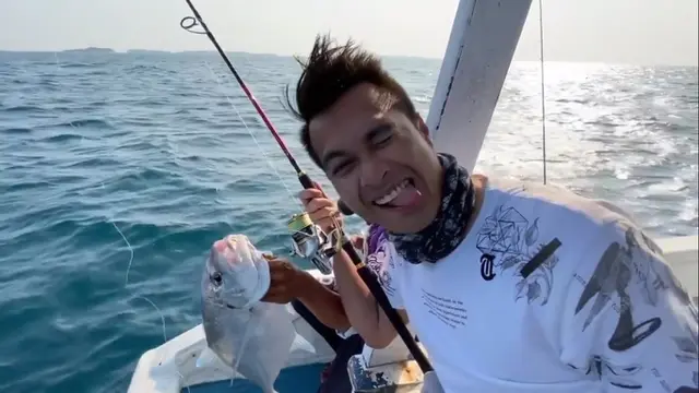 Punya Hobi Mancing, Ini 7 Momen Eza Gionino Dapat Ikan