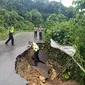 Jalan penghubung empat kabupaten di Konawe Selatan putus akibat longsor usai hujan deras.
