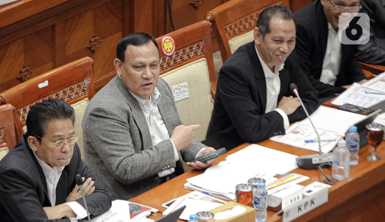 Ketua KPK Firli Bahuri (kedua kiri) bersama Wakil Ketua KPK Nurul Ghufron mengikuti rapat kerja bersama Komisi III DPR di Kompleks Parlemen Senayan, Jakarta, Kamis (9/2/2023). Rapat tersebut membahas evaluasi kinerja dan capaian KPK Tahun 2022 serta rencana kerja tahun 2023. (Liputan6.com/Faizal Fanani)