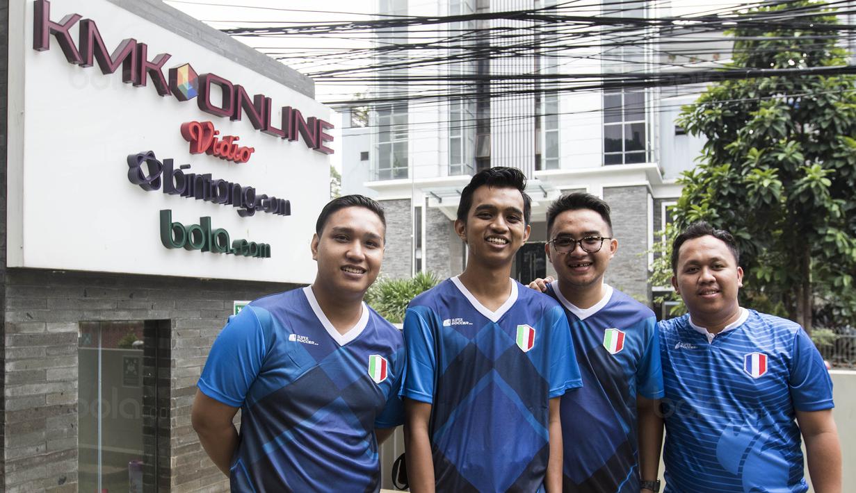 Peserta grand final Super Soccer Futsal Battle 2017 foto bersama saat media visit di Kantor Redaksi Bola.com, Jakarta, Selasa (17/10/2017). Grand final akan digelar di Bintaro Exchange pada 21-22 Oktober mendatang. (Bola.com/Vitalis Yogi Trisna)