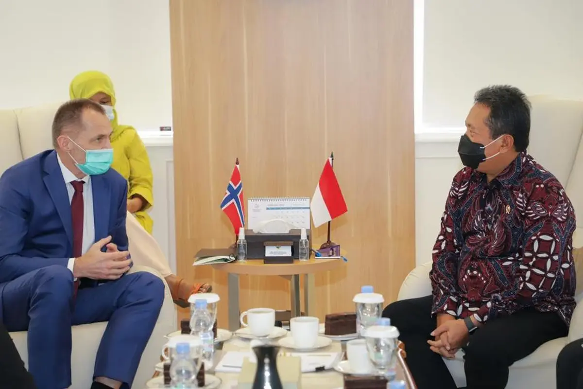 Menteri Kelautan dan Perikanan Sakti Wahyu Trenggono menerima Duta Besar Norwegia, Mr Vegard Kaale di Kantornya, Jakarta.