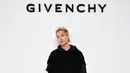 Taeyang Big Bang tampil serba hitam dengan dekonstruksi hoodie, slim fit jeans, dan chunky shoes di Givenchy Men’s FW23 show. @givenchy.