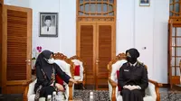 Anggota Paskibraka Nasional Ayu Putri Sasaki (Kiri) bertemu ipuk Fiestiandani di Pendopo Shaba Swagata Blambangan Banyuwangi (Istimewa)
